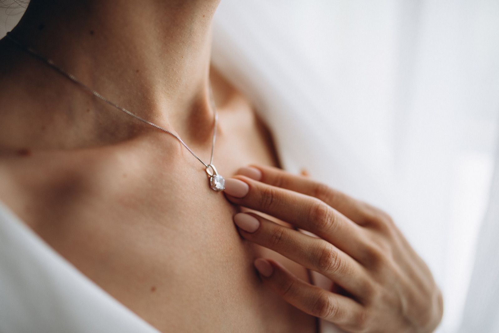 Frau trägt eine Diamantkette um den Hals